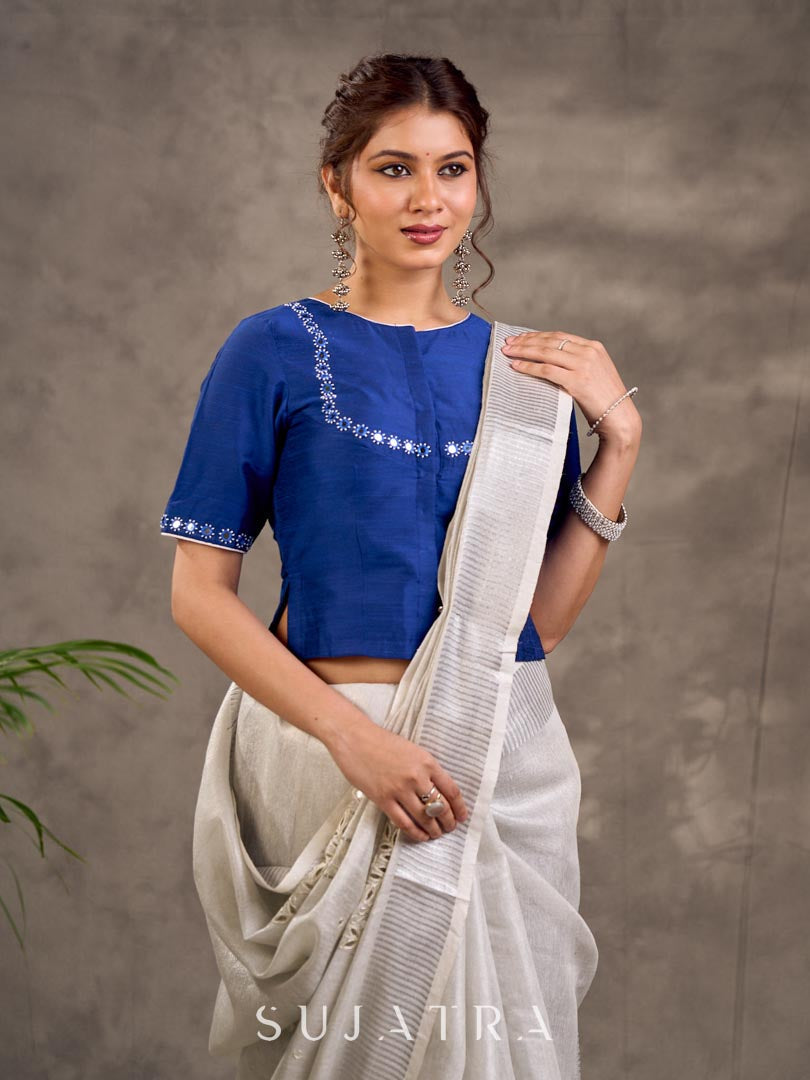 Blouse en mélange de coton et soie bleu roi, manches courtes, col et bordures de manches brodés de miroirs