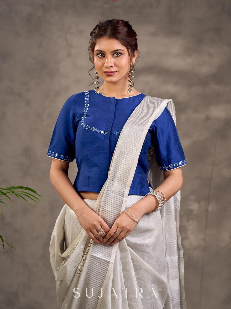 Blouse en mélange de coton et soie bleu roi, manches courtes, col et bordures de manches brodés de miroirs