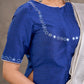 Blouse en mélange de coton et soie bleu roi, manches courtes, col et bordures de manches brodés de miroirs