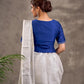 Blouse en mélange de coton et soie bleu roi, manches courtes, col et bordures de manches brodés de miroirs