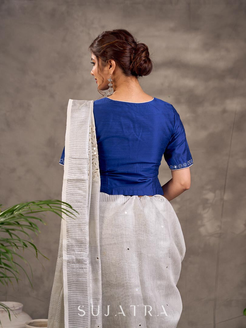 Blouse en mélange de coton et soie bleu roi, manches courtes, col et bordures de manches brodés de miroirs