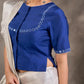 Blouse en mélange de coton et soie bleu roi, manches courtes, col et bordures de manches brodés de miroirs