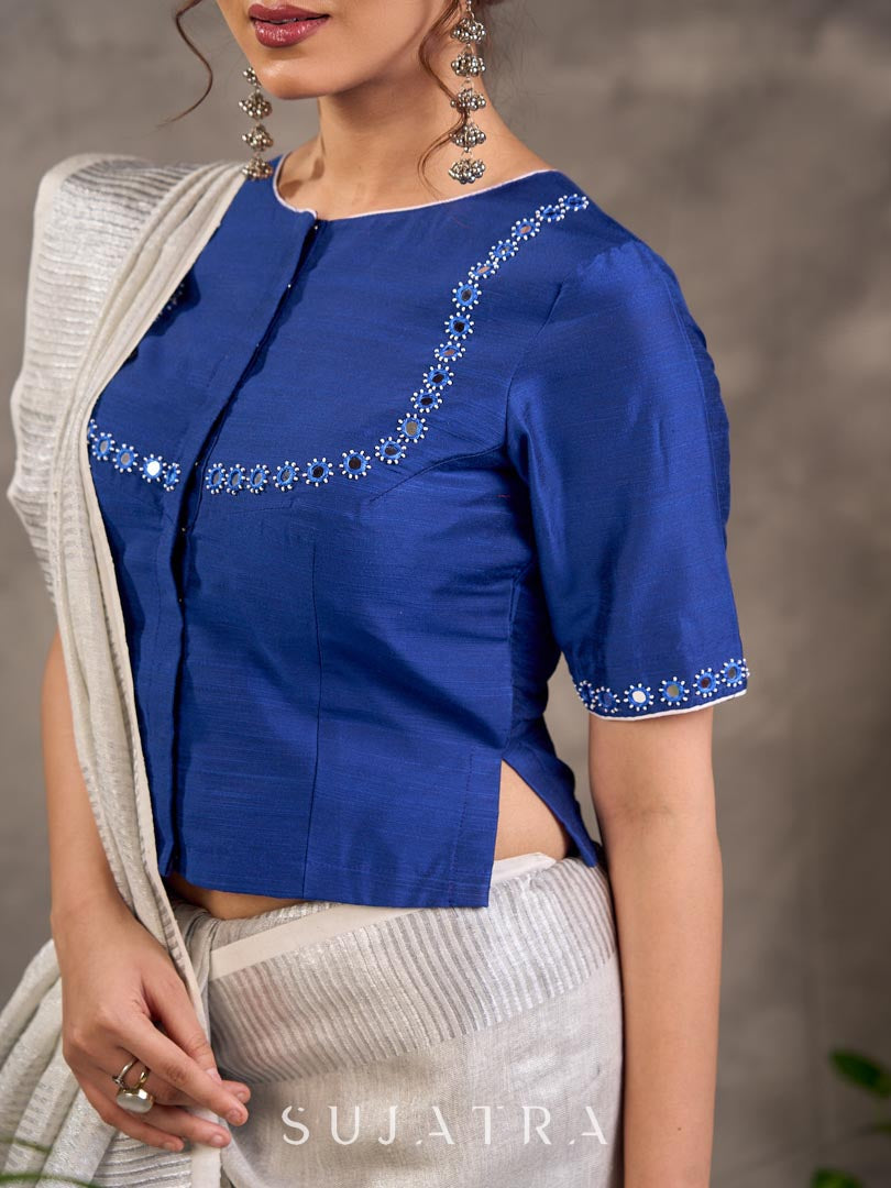 Blouse en mélange de coton et soie bleu roi, manches courtes, col et bordures de manches brodés de miroirs