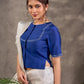 Blouse en mélange de coton et soie bleu roi, manches courtes, col et bordures de manches brodés de miroirs