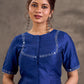 Blouse en mélange de coton et soie bleu roi, manches courtes, col et bordures de manches brodés de miroirs