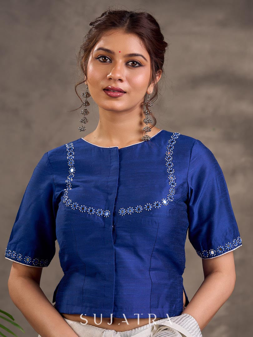 Blouse en mélange de coton et soie bleu roi, manches courtes, col et bordures de manches brodés de miroirs