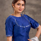 Blouse en mélange de coton et soie bleu roi, manches courtes, col et bordures de manches brodés de miroirs