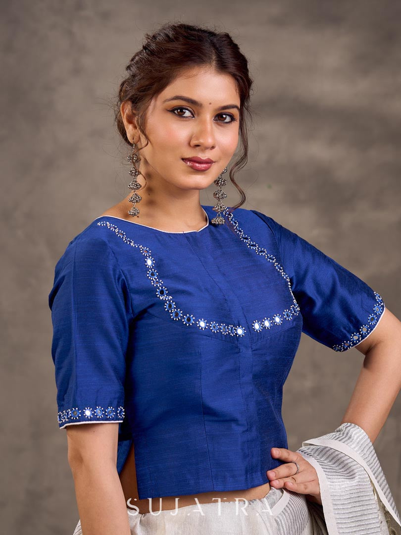 Blouse en mélange de coton et soie bleu roi, manches courtes, col et bordures de manches brodés de miroirs