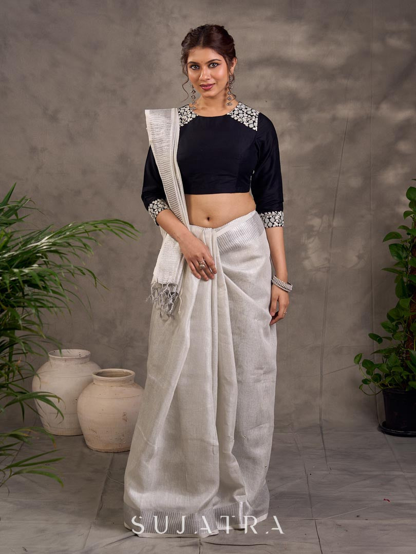 Blouse en soie et coton noir à manches 3/4 avec détails en dentelle brodée florale blanche sur l'encolure et les poignets