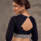 Blouse en soie et coton noir à manches 3/4 avec détails en dentelle brodée florale blanche sur l'encolure et les poignets