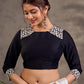 Blouse en soie et coton noir à manches 3/4 avec détails en dentelle brodée florale blanche sur l'encolure et les poignets