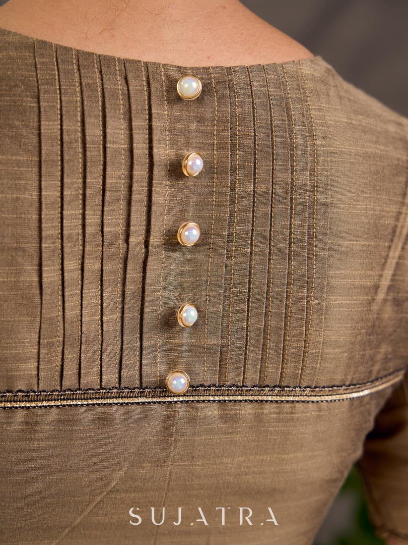 Blouse à col en V en coton et soie beige chaud