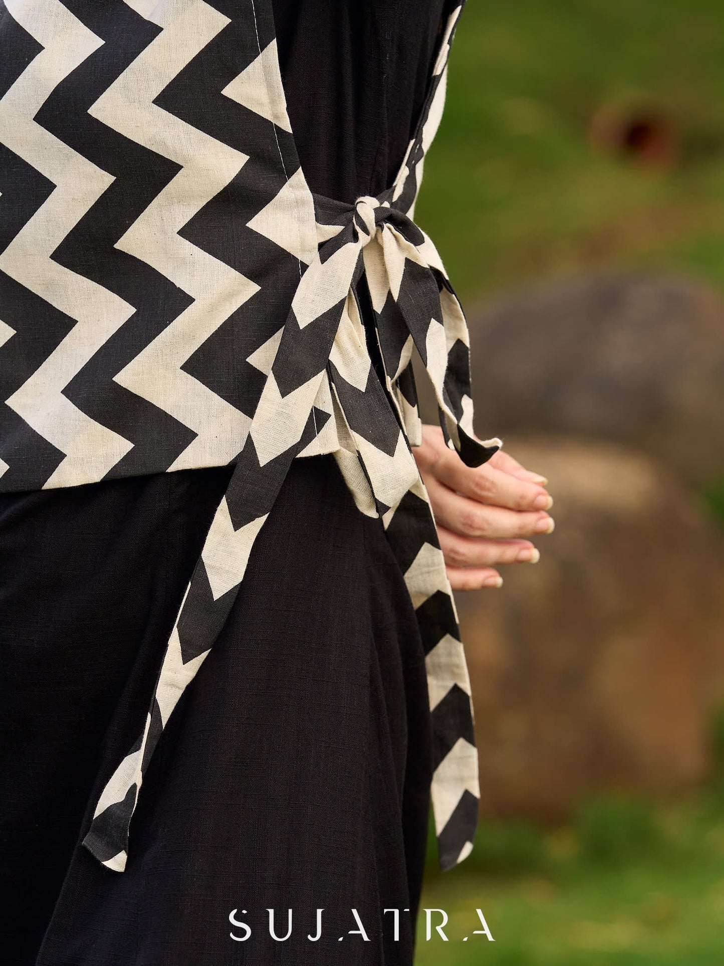 Contemporary Black Panel Kurta featuring Zigzag Tie Panel and Intricate Embroidered Sleeves