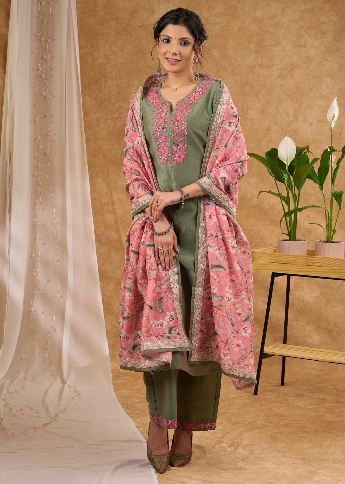 Elegant fern green Chanderi kurta with pant with intricate applique work Dupatta Optional