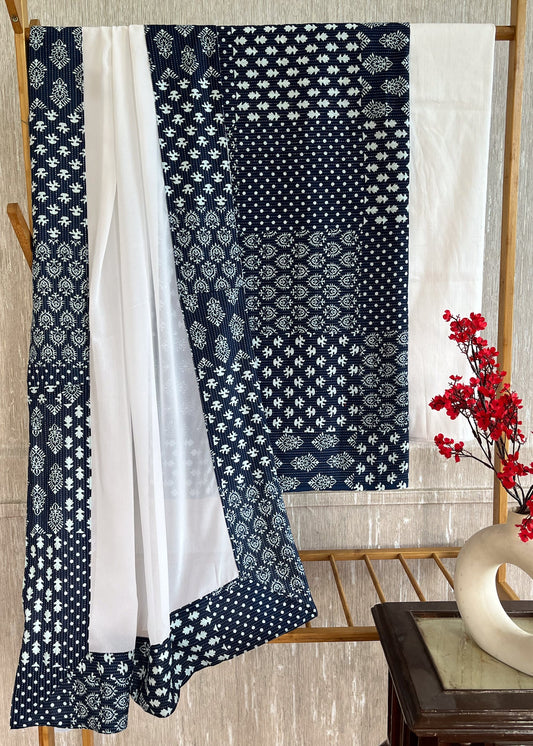 Ensemble costume bleu avec bas en coton et soie blanc et dupatta en georgette