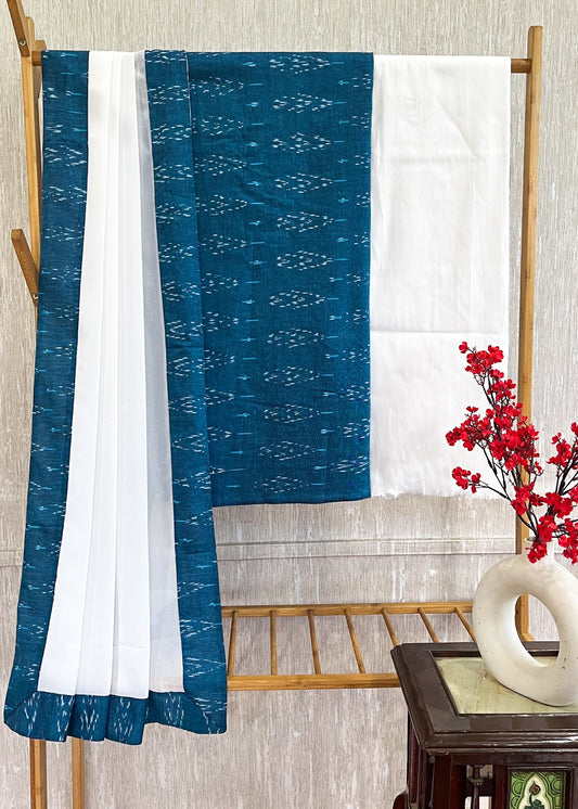 Ensemble costume Ikat bleu avec bas en coton et soie blanc et dupatta en georgette
