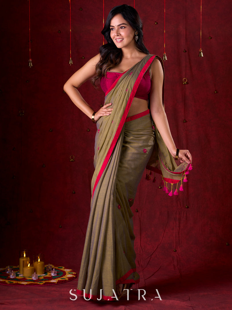 Olive Harmony Dual-Tone Mul Cotton Saree with Fuchsia Border & Graceful Floral Embroidered Pallu