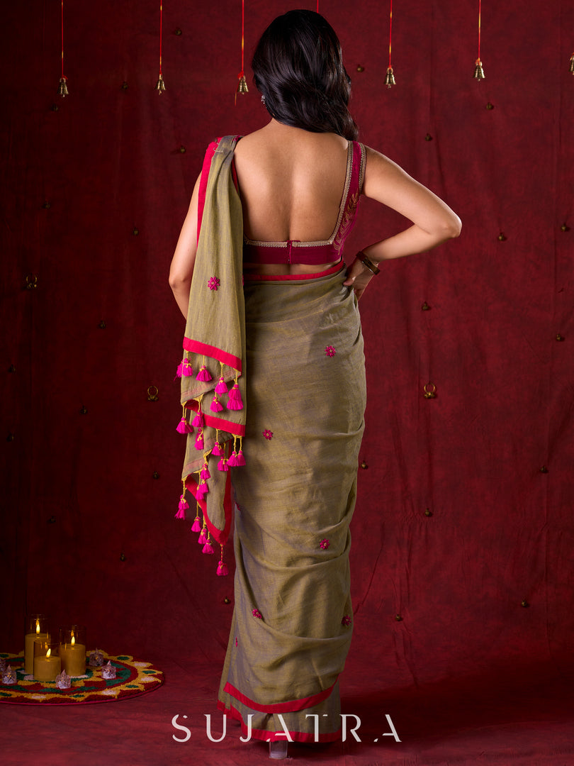 Olive Harmony Dual-Tone Mul Cotton Saree with Fuchsia Border & Graceful Floral Embroidered Pallu