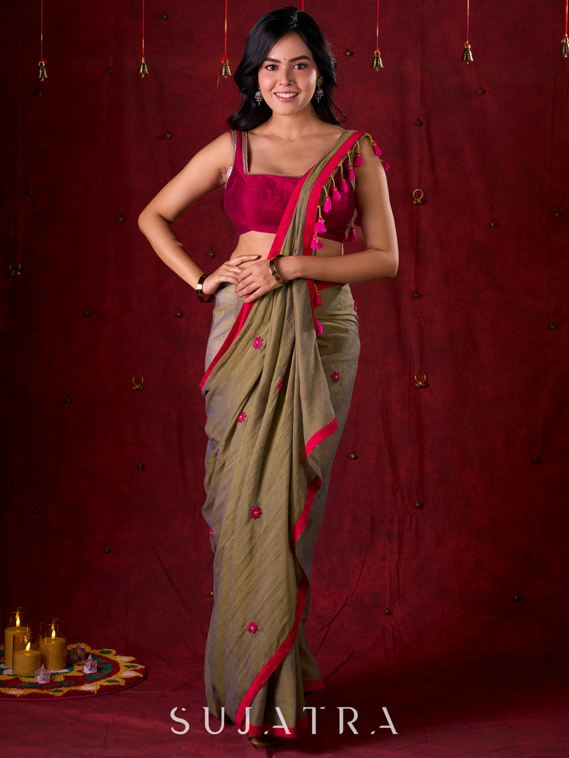 Olive Harmony Dual-Tone Mul Cotton Saree with Fuchsia Border & Graceful Floral Embroidered Pallu