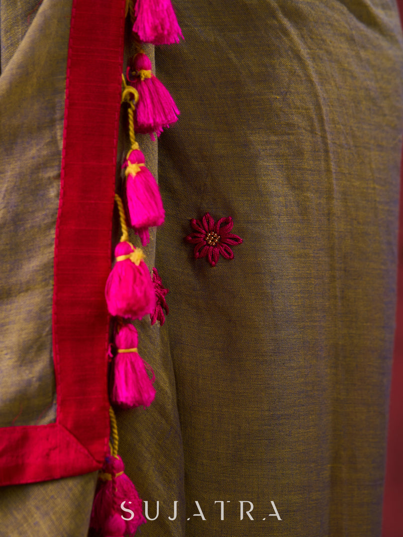 Olive Harmony Dual-Tone Mul Cotton Saree with Fuchsia Border & Graceful Floral Embroidered Pallu