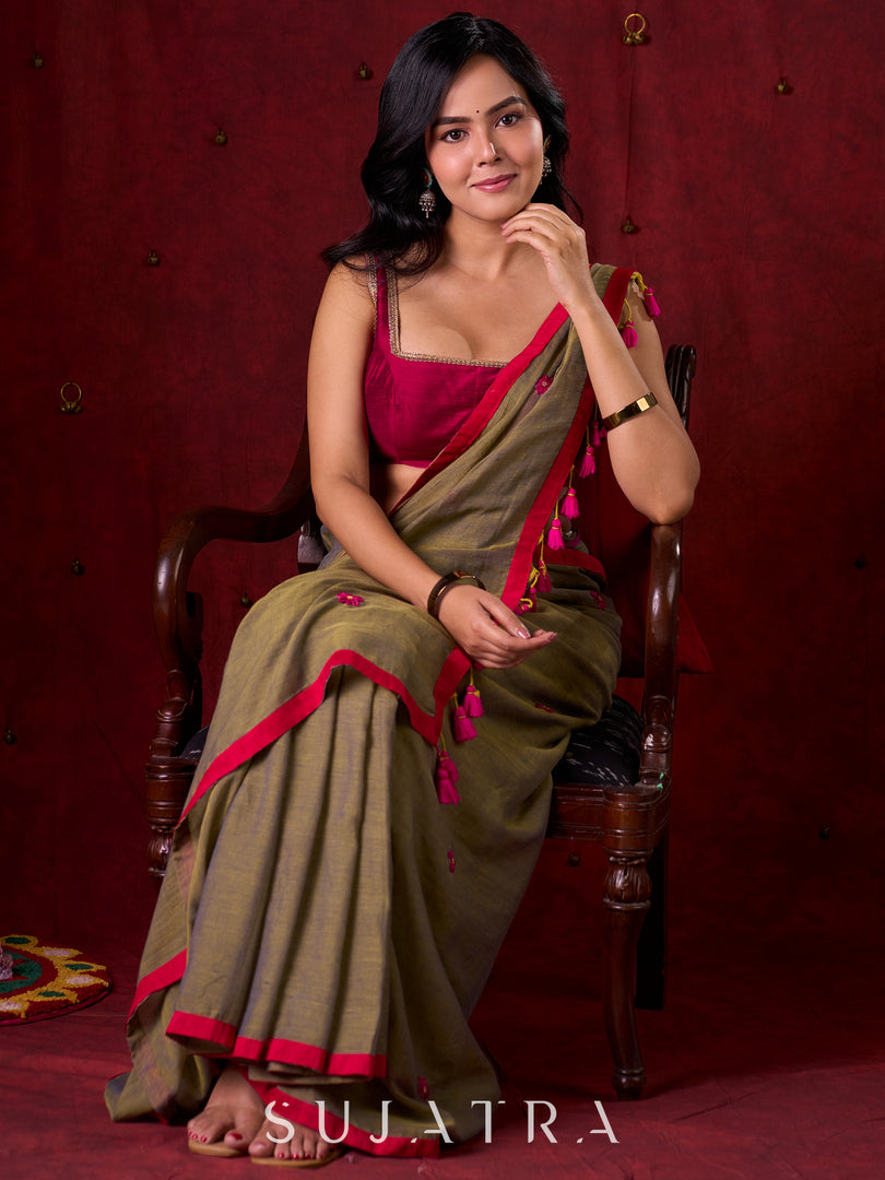 Olive Harmony Dual-Tone Mul Cotton Saree with Fuchsia Border & Graceful Floral Embroidered Pallu