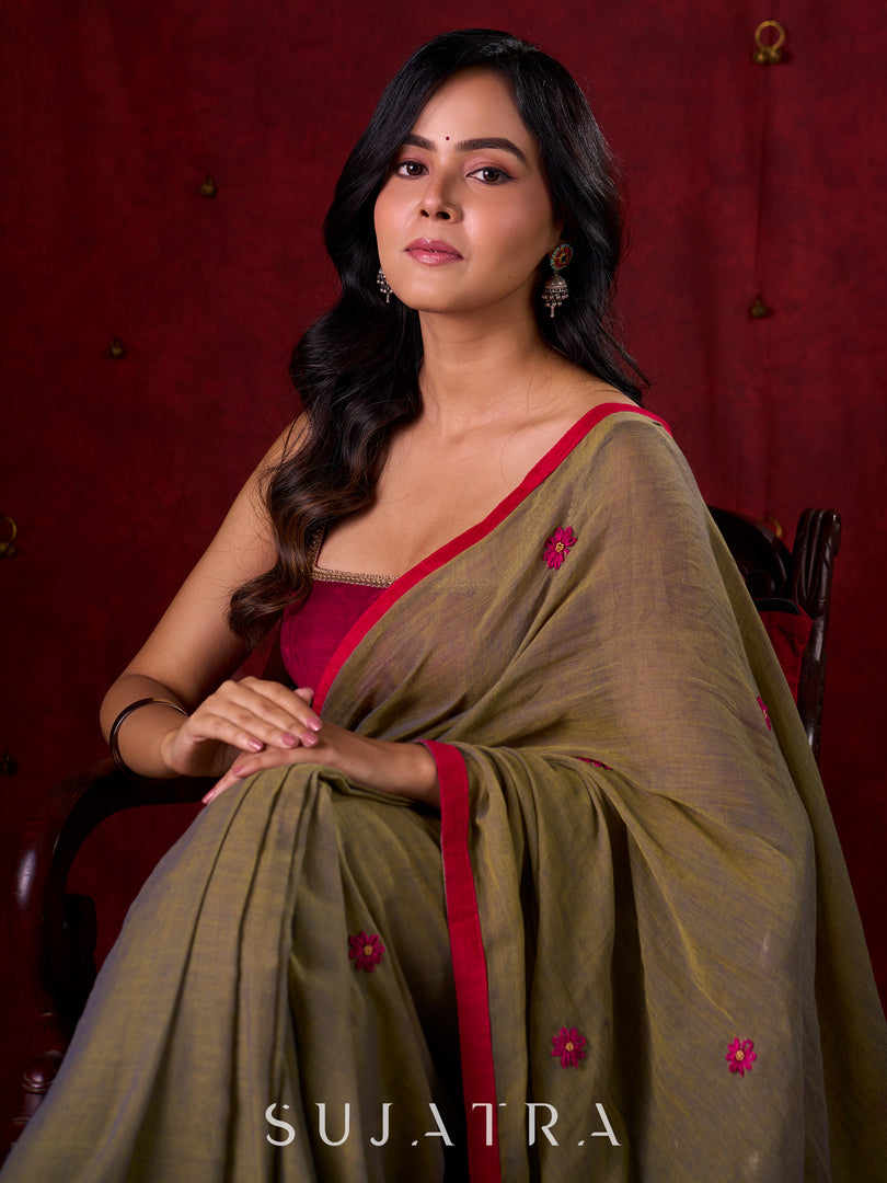 Olive Harmony Dual-Tone Mul Cotton Saree with Fuchsia Border & Graceful Floral Embroidered Pallu