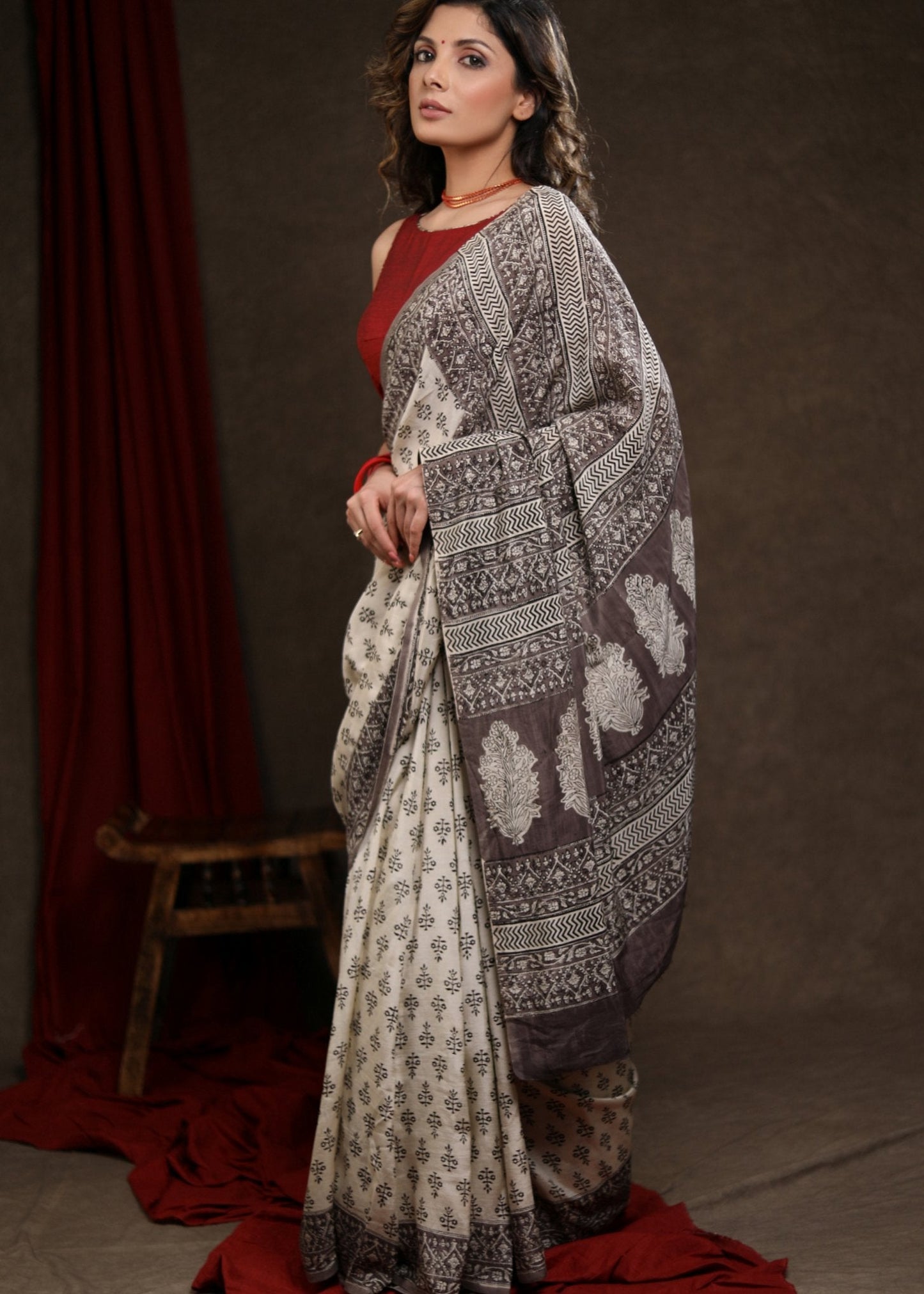 Beautiful Cream & Grey Fakira Print Modal Saree