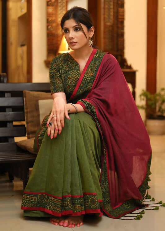 Versatile green and magenta combination Cotton saree with green Ajrakh border